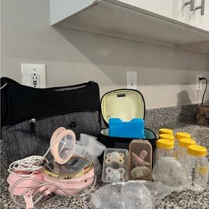Medela Storage Set with Black and Gray Bag